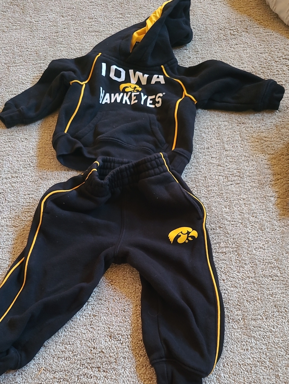 Iowa Hawkeyes Kids Black & Gold Pullover Hoodie And Sweatpant Set 18m